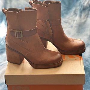**SOLD** Korks Marci II Bootie - Tan - Platform Heel - Size 7